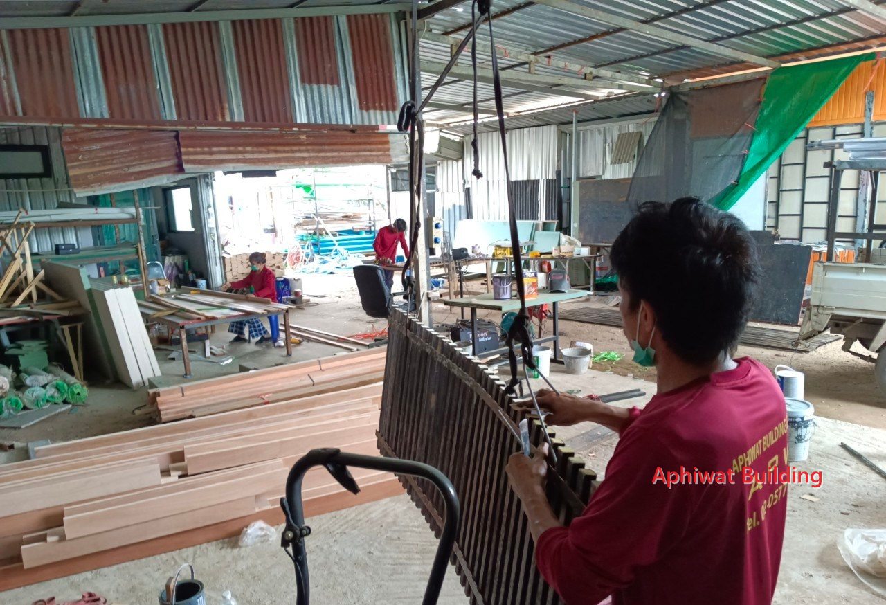 ทีมช่างขนแผงระแนงหน้าร้านเข้าติดตั้ง