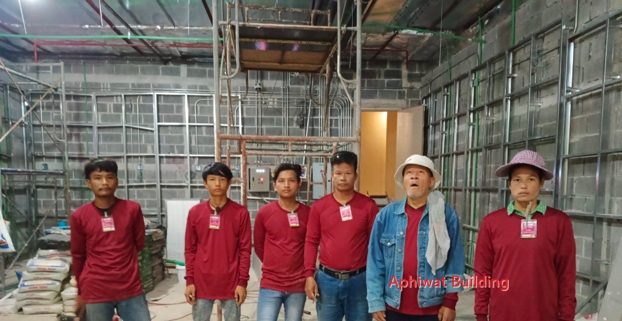 ทีมเข้าแถวพร้อมเริ่มงาน