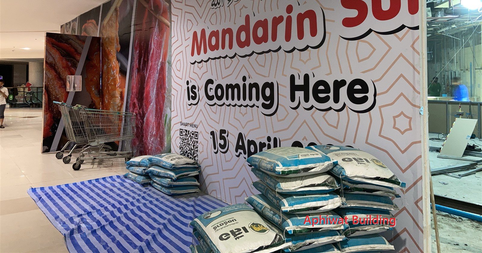 ป้ายกั้นหน้าร้าน “Coming Here”