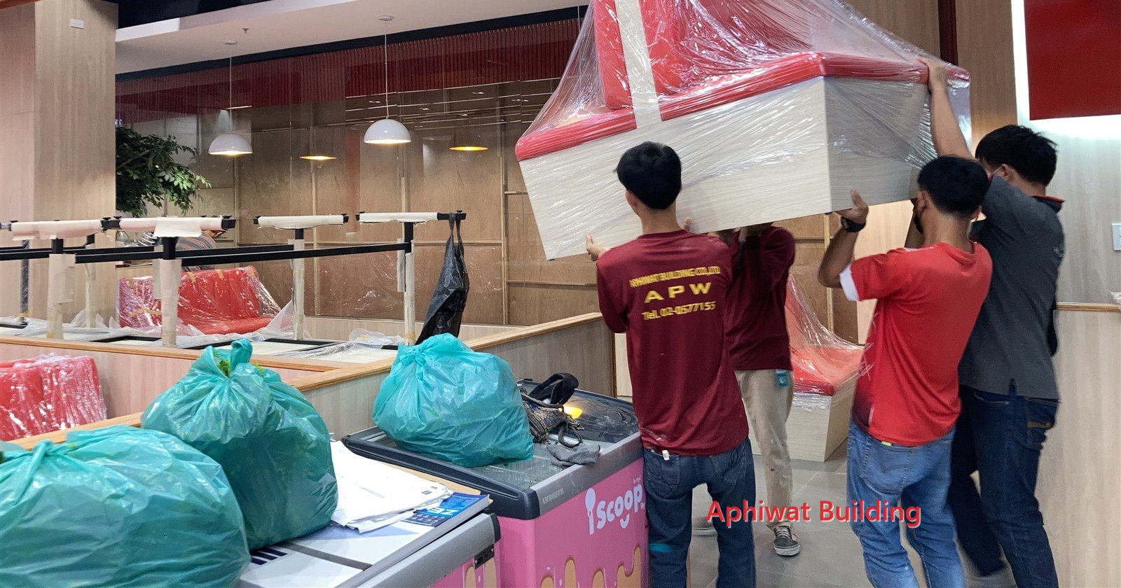 ทีมช่าง APW ขนย้ายงานบิวท์อินอย่างระมัดระวัง