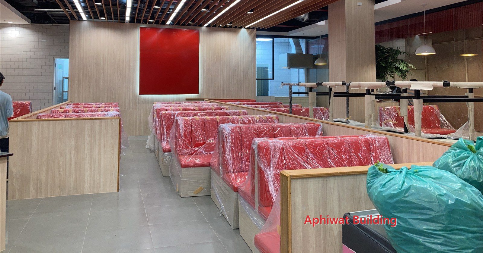 จัดวางบูธทั้งร้าน