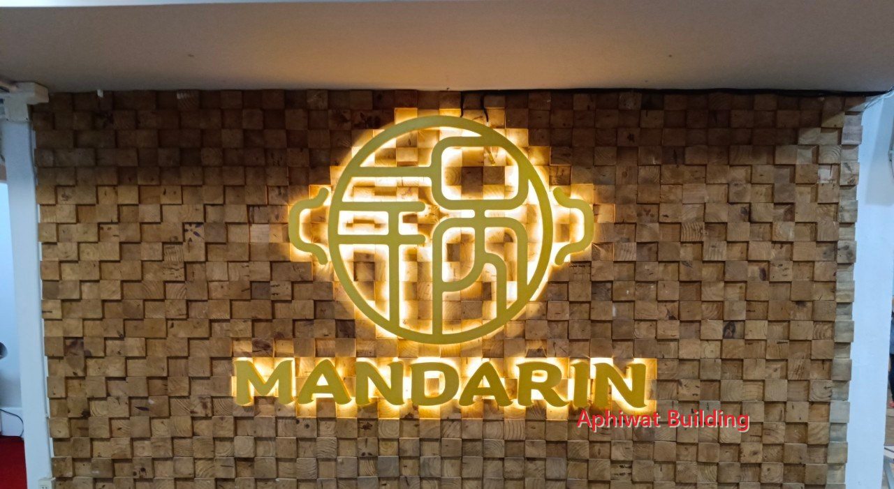 ผนังโลโก้ MANDARIN ไฟส่องหลัง