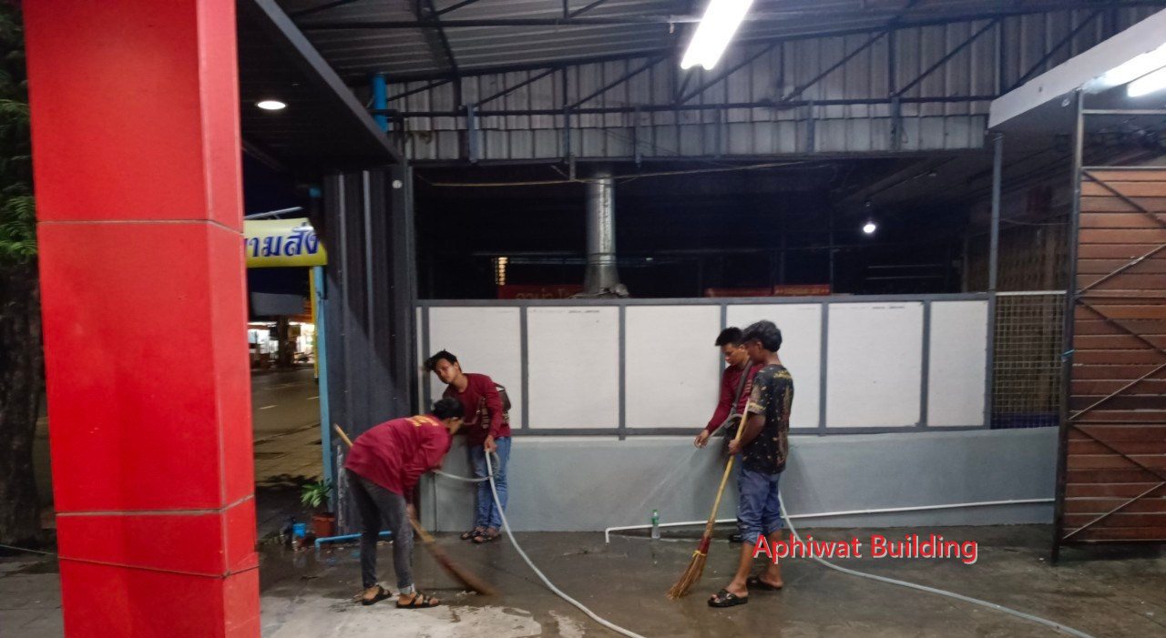 ล้างพื้นหน้าร้านหลังติดตั้งป้าย