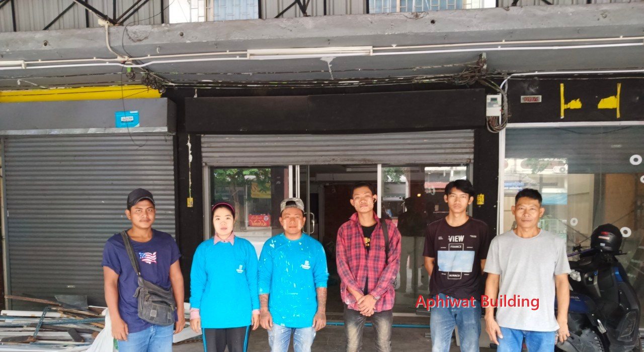 ทีมช่างพร้อมเริ่มงานหน้าร้าน