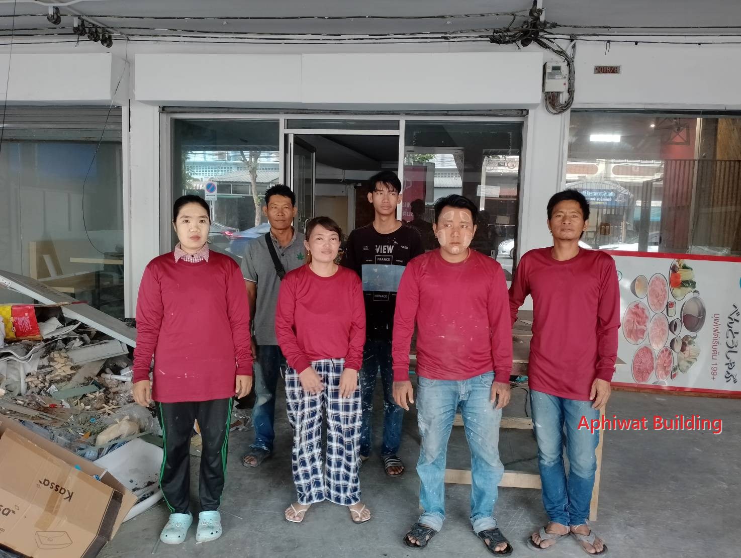 ทีมช่าง APW หน้าร้านช่วงส่งมอบ