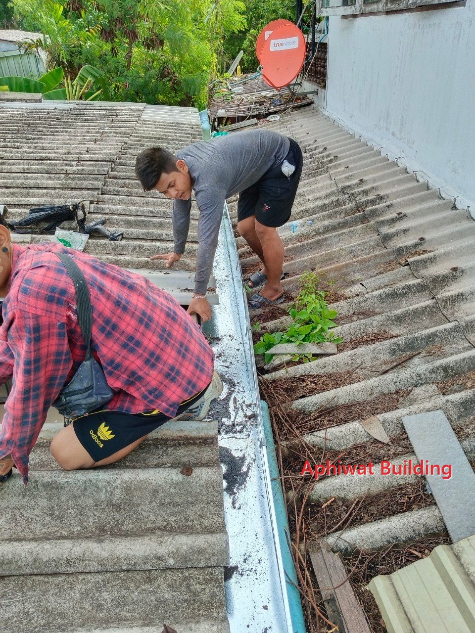 ซ่อมรางน้ำหลังคา
