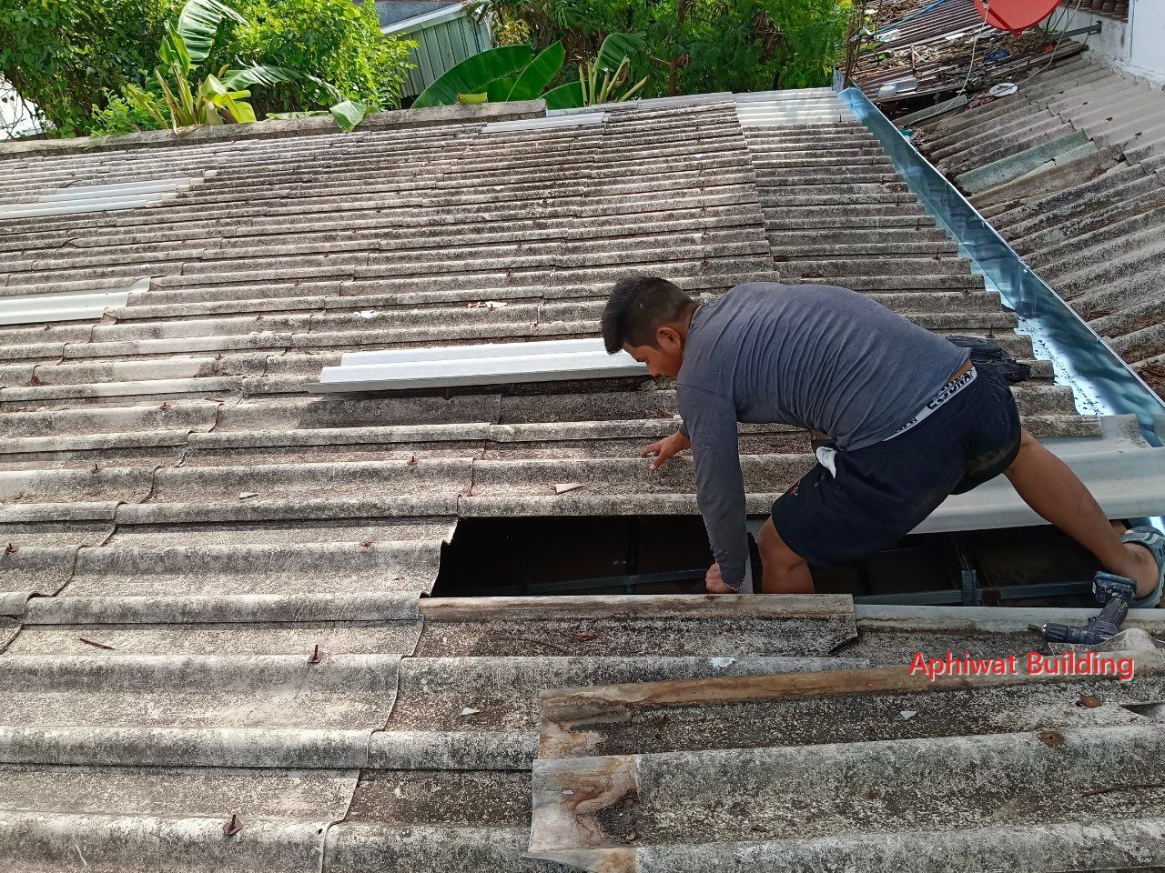 เปลี่ยนแผ่นหลังคาที่ชำรุด