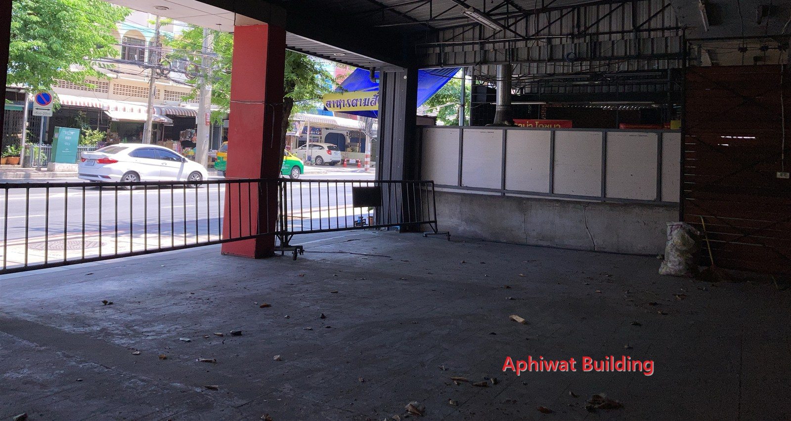 พื้นที่หน้าร้านเดิมก่อนเริ่มงาน