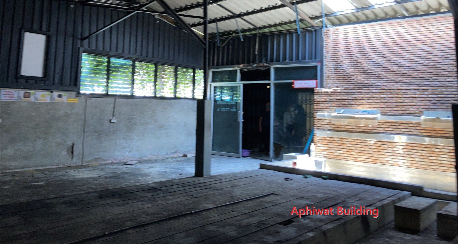 ก่อนเริ่มงาน — โถงร้านเดิม