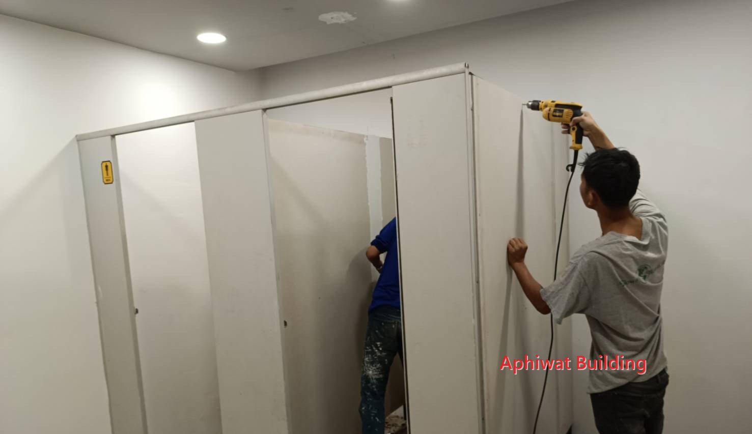 ยึดแผงผนังกั้นห้องน้ำ