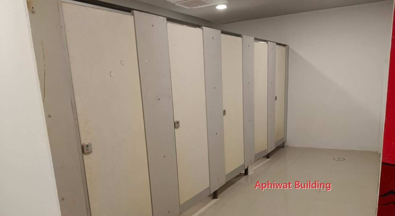 ผนังกั้นห้องน้ำติดตั้งเสร็จ