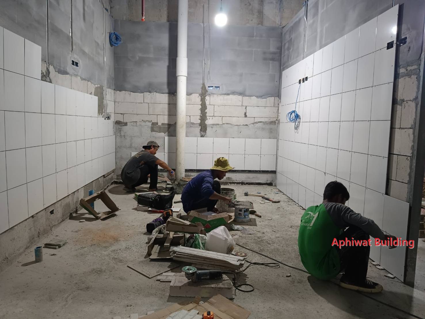 ทีมช่างปูกระเบื้องผนัง