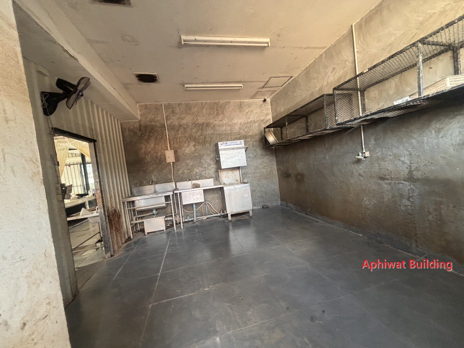 ผนังและพื้นครัวเดิม