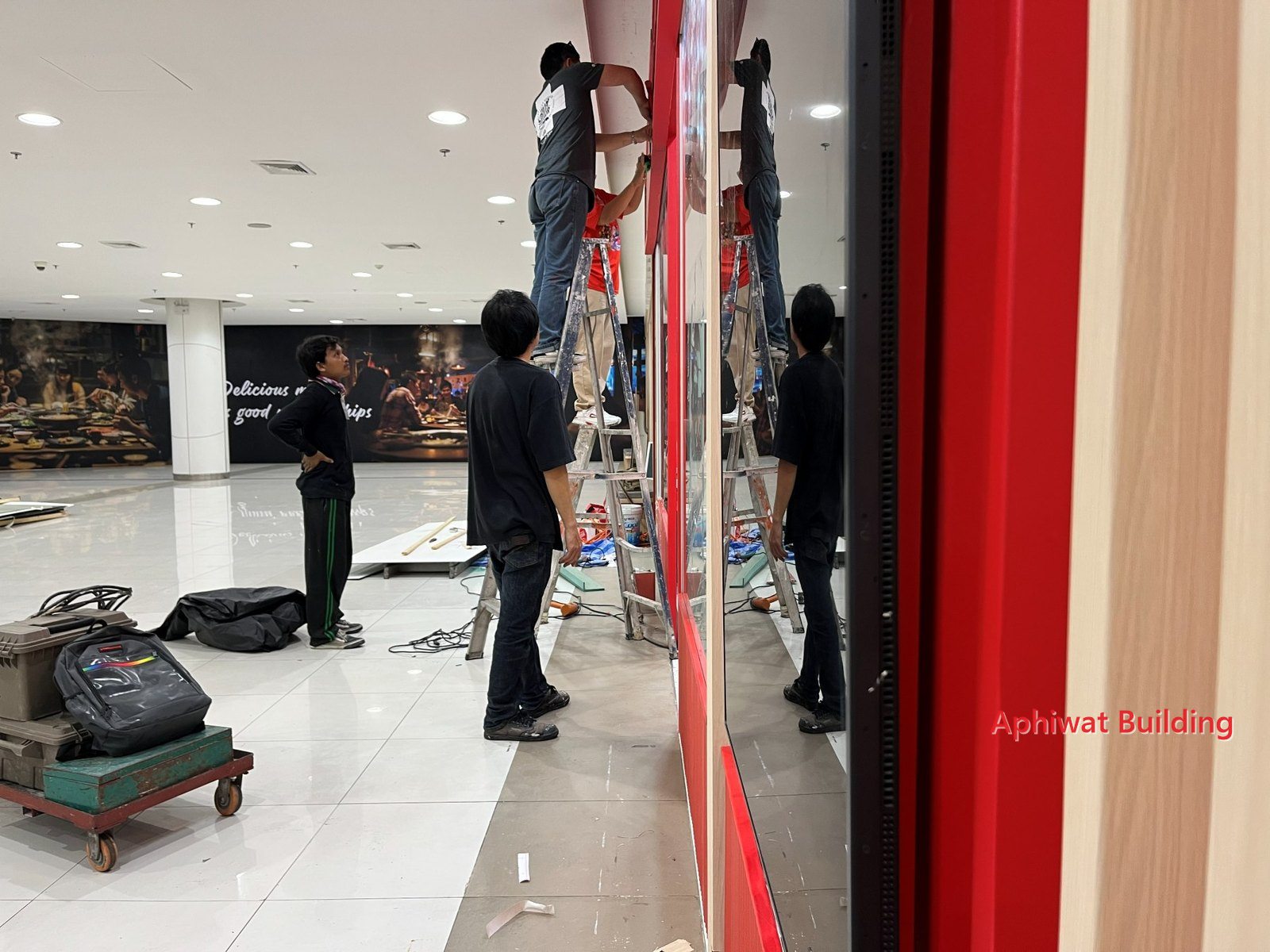 ติดตั้งระแนงหน้าร้านช่วงกลางคืน