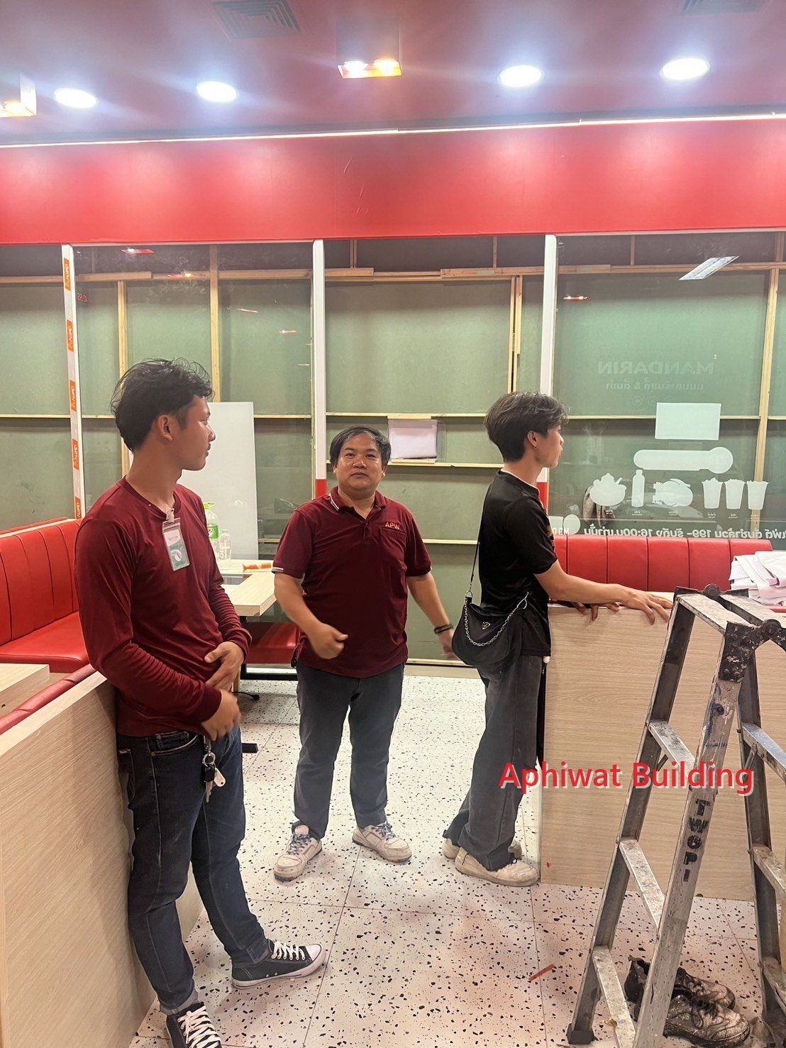 ทีมงานตรวจงานร่วมกันระหว่างติดตั้ง