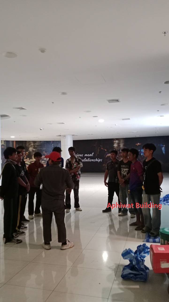 อบรมความปลอดภัยและกฎของห้างให้ทีมช่างก่อนเข้างาน