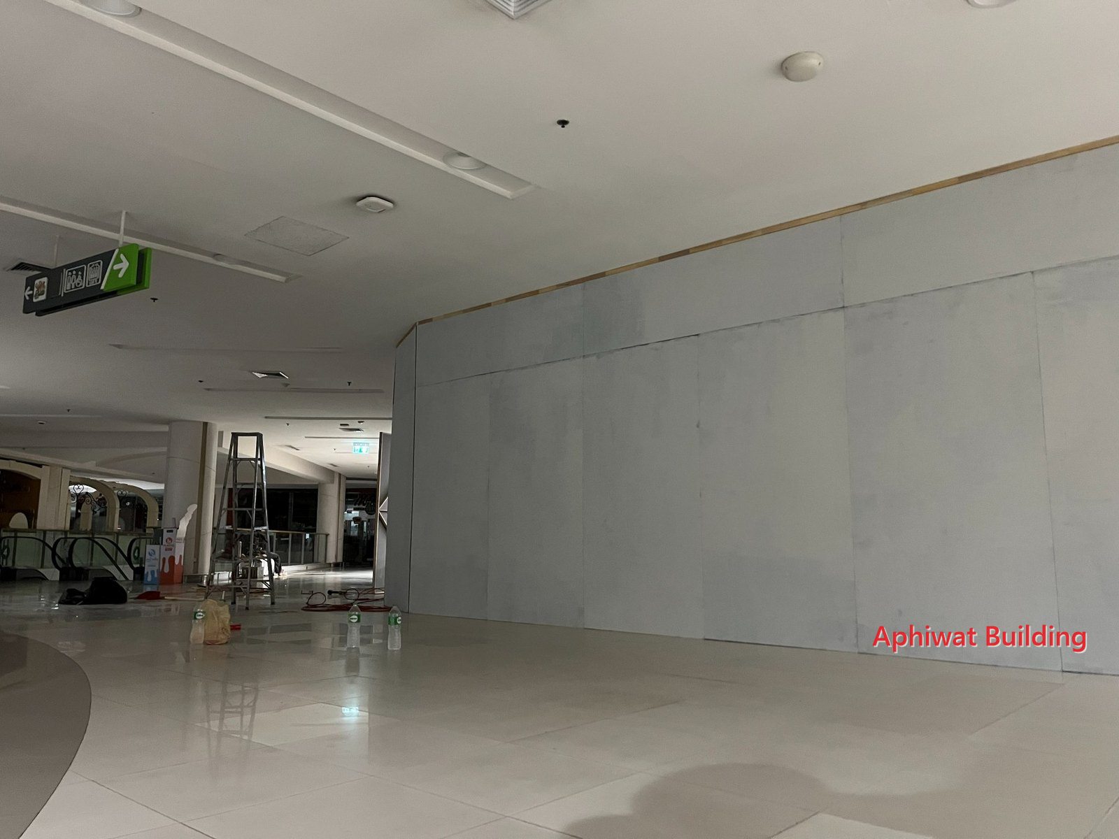 ผนังกั้นสีขาวรอบพื้นที่ที่ส่งคืน