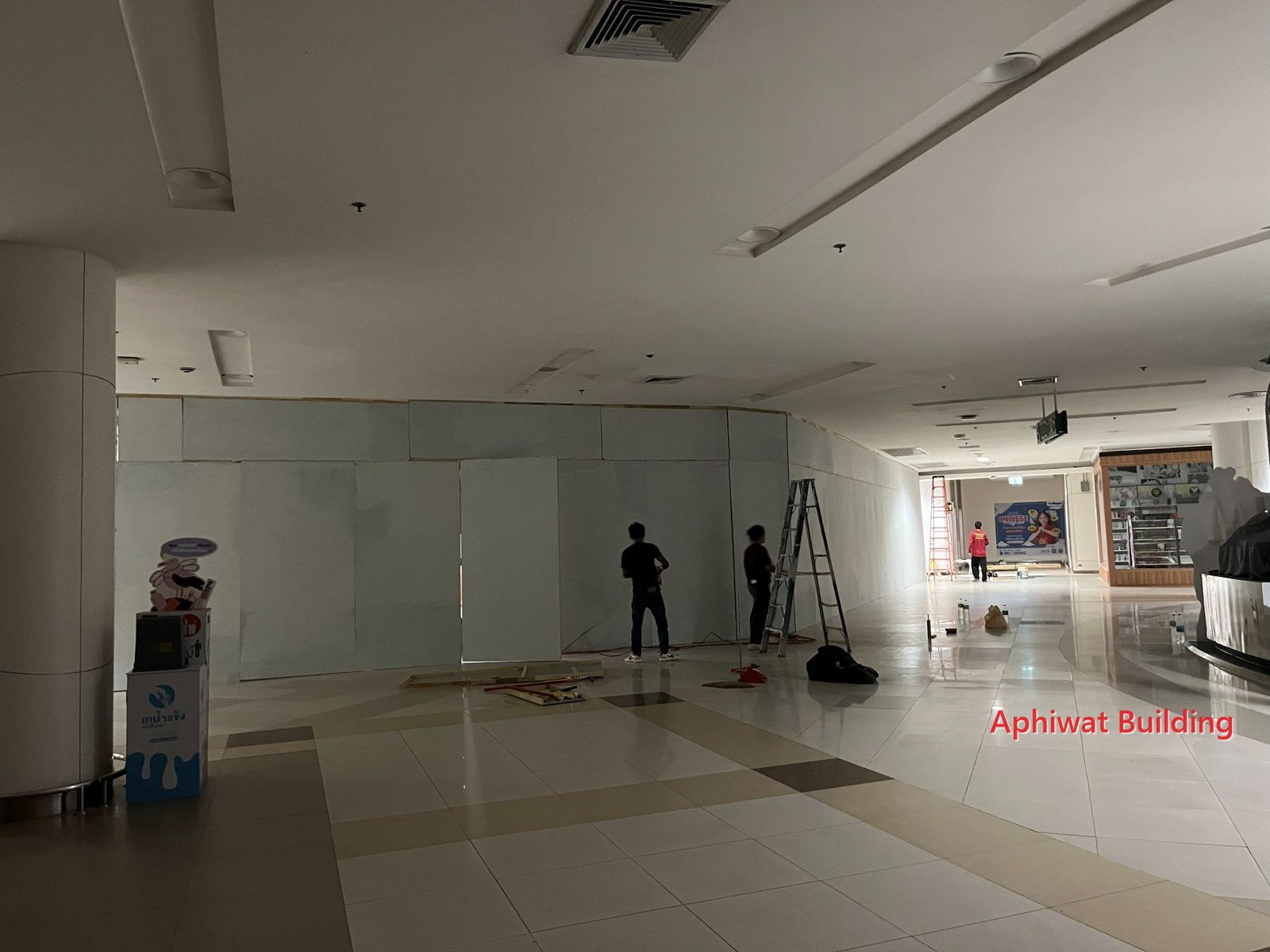 ทีมงานเก็บงานผนังกั้น