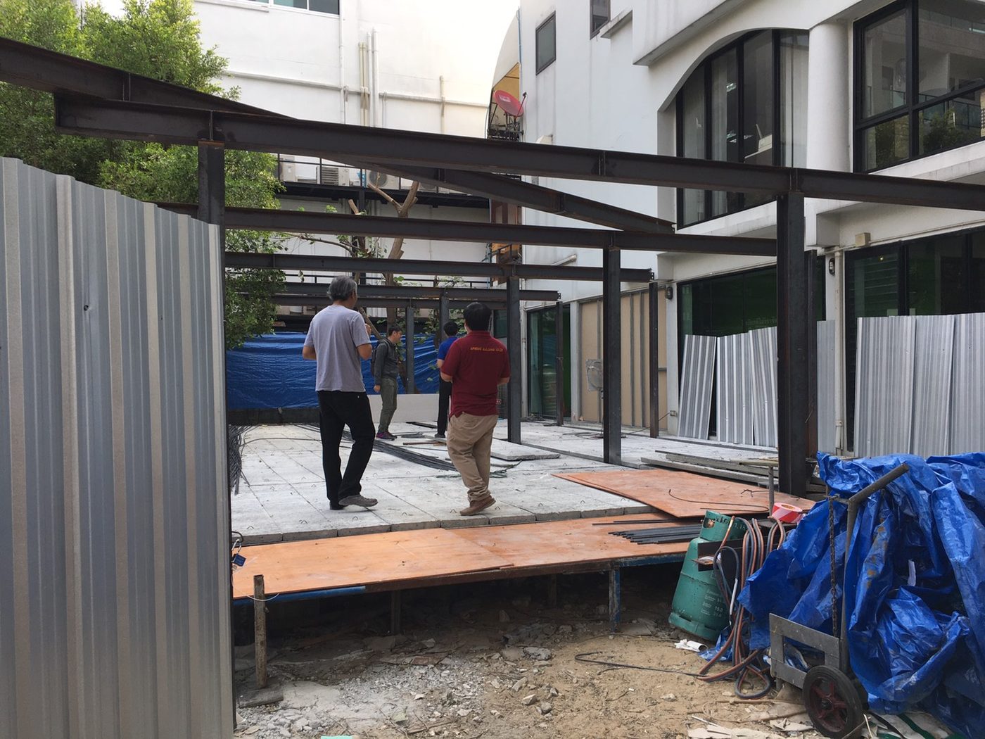 โครงสร้างหลังคาเหล็กอาคารสำนักงาน M Space ซอยทาวน์อินทาวน์ ทีมงานตรวจแนวเสาคาน — อภิวัฒน์ บิวดิ้ง