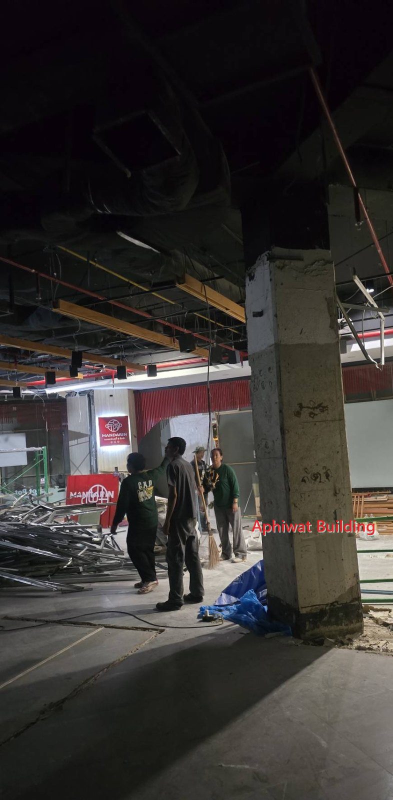 ทีมงานรื้อโซนกลางร้าน