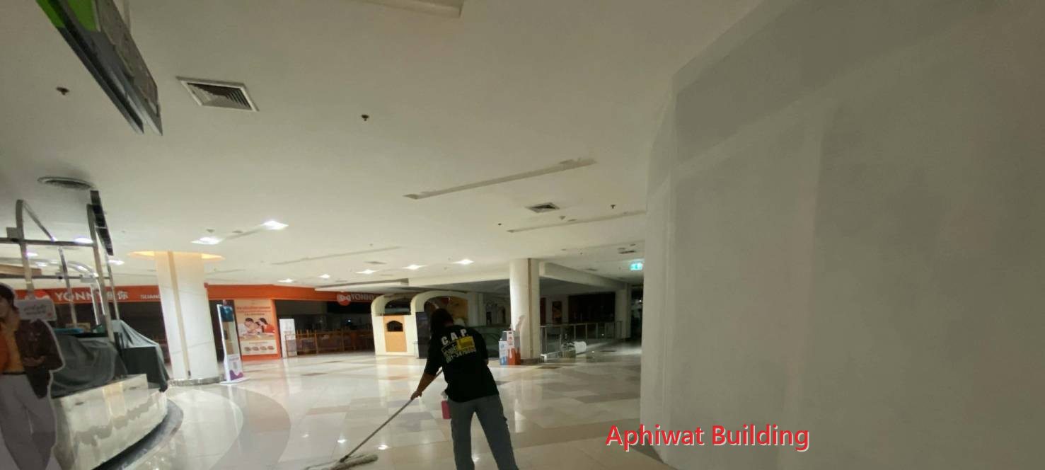 ถูพื้นทางเดินหน้าร้านก่อนห้างเปิด