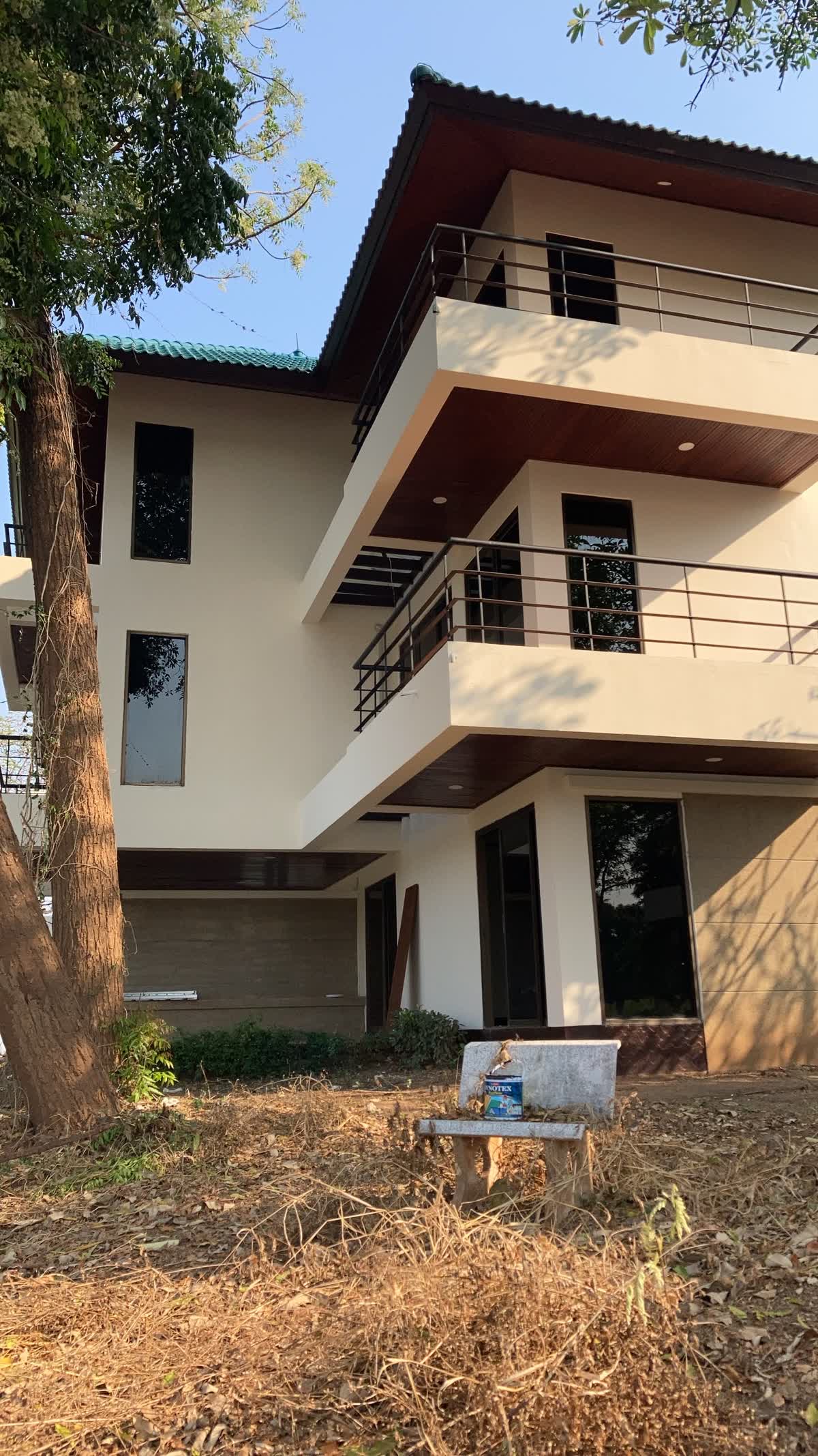 อาคารพักหลังรีโนเวทท่ามกลางต้นไม้ริมสนามกอล์ฟ