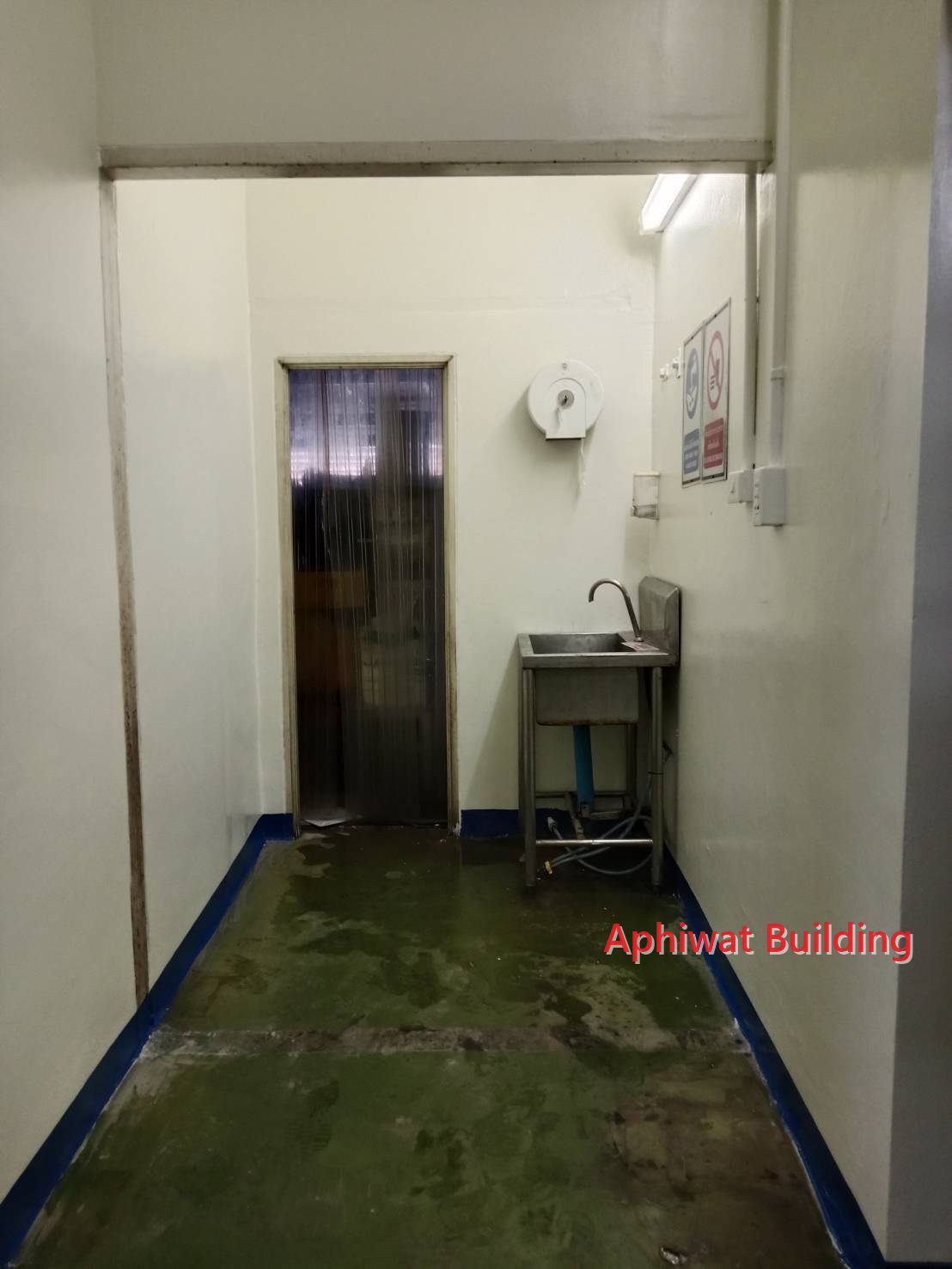 ทางเดิน Anti Room หลังปรับปรุง ผนังเรียบทาสีใหม่