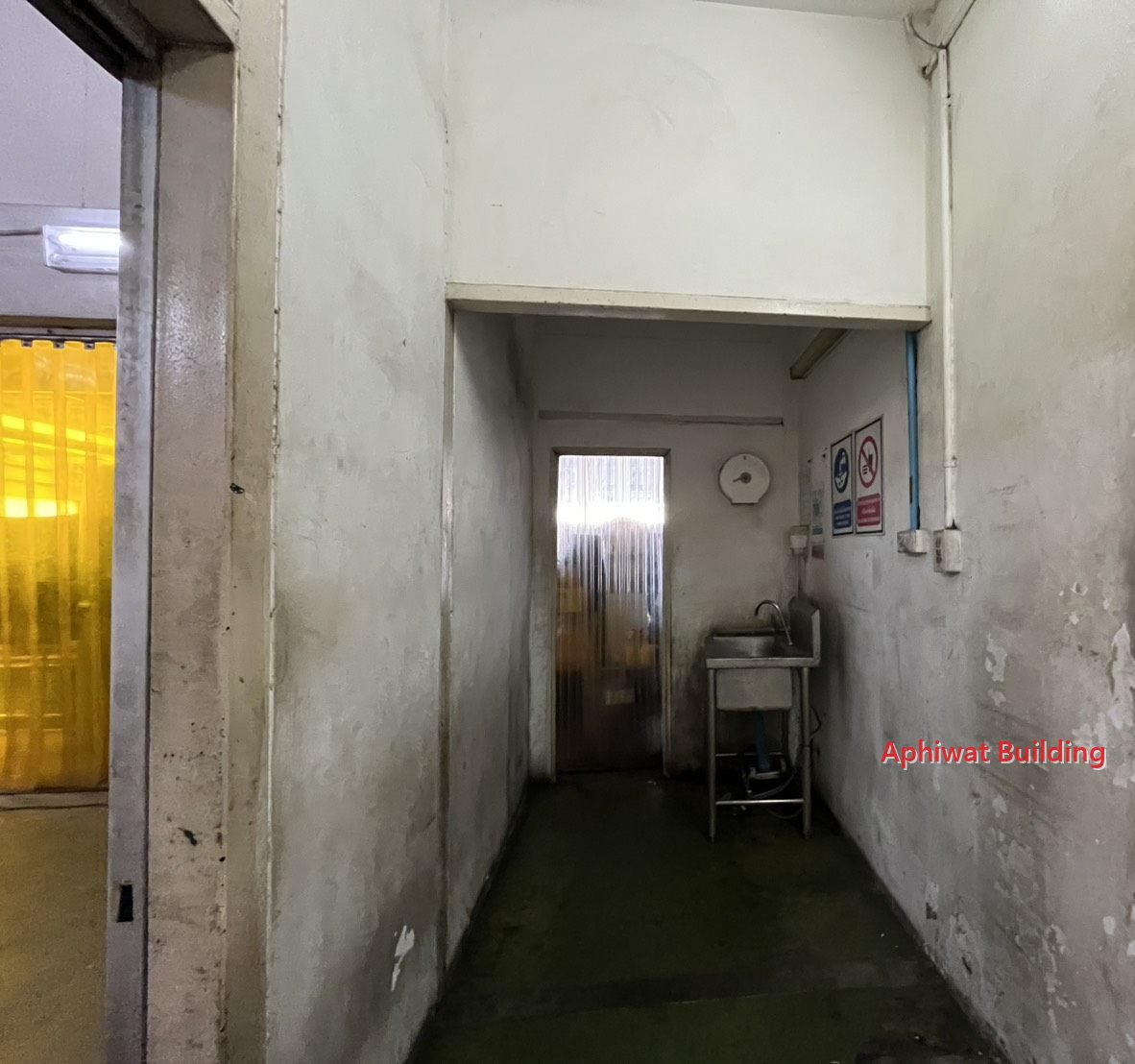 ทางเดิน Anti Room ก่อนปรับปรุง ผนังมีคราบและสีหลุดล่อน