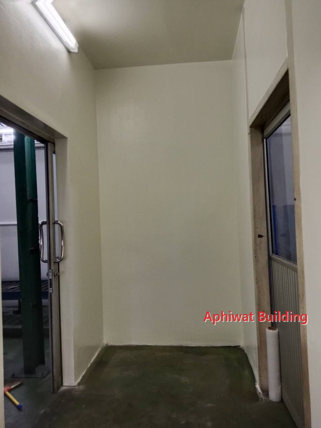ห้องระหว่างประตูหลังส่งมอบ ผนังทาสีใหม่ทั้งห้อง