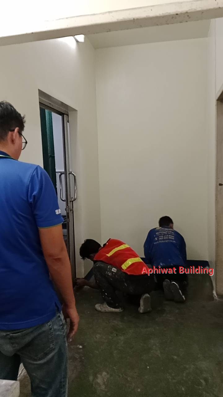 ช่างเก็บงานขอบผนังช่วงล่างในทางเดิน