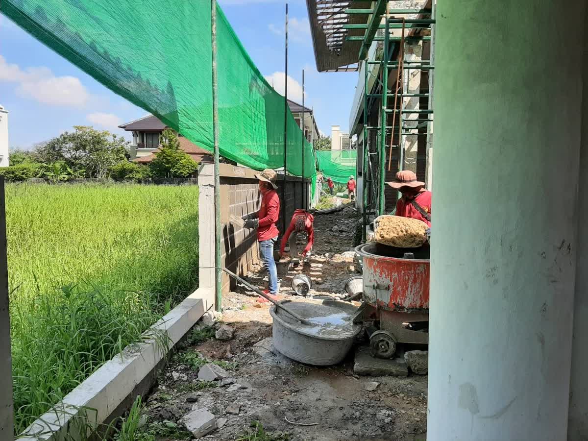 ทีมช่างฉาบผนังรั้วและผสมปูนหน้างาน