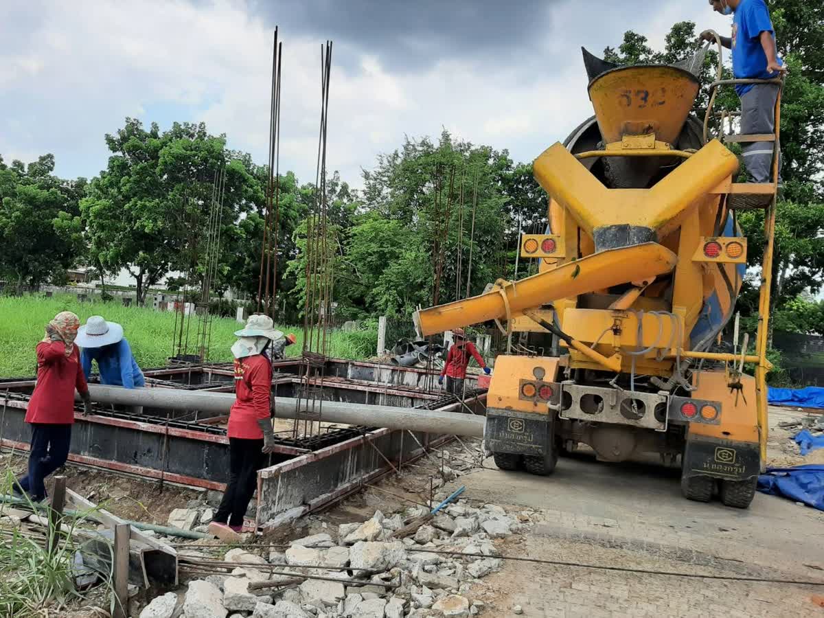 รถโม่เทคอนกรีตฐานรากส่วนต่อเติม ทีมช่างคุมงานรอบแบบหล่อ