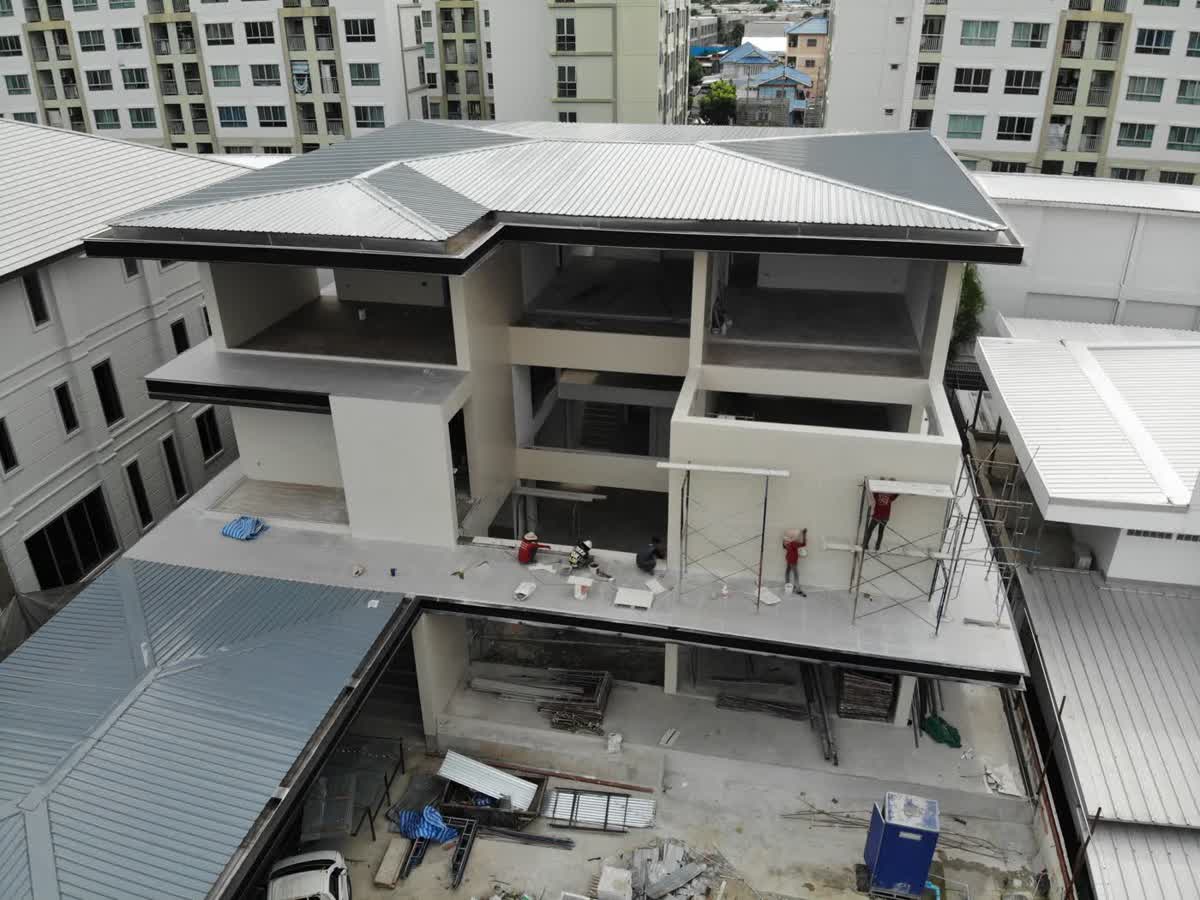 ภาพมุมสูงจากโดรน อาคาร 3 ชั้นช่วงงานฉาบและทาสี หลังคาเมทัลชีทติดตั้งเสร็จ