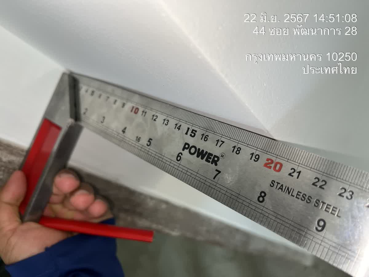 ใช้ฉากเหล็กสแตนเลสทาบตรวจมุมฉากของผนังฉาบ