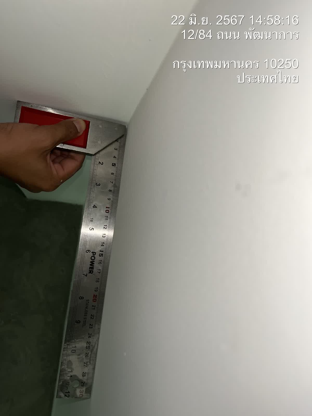 ใช้ฉากเหล็กตรวจมุมรอยต่อผนังกับฝ้าเพดาน