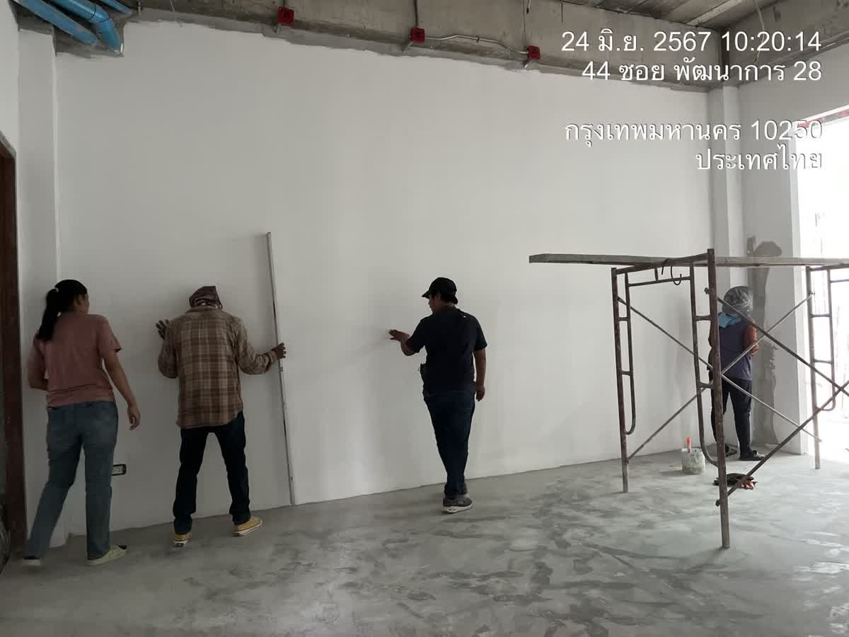 ทีมงานและผู้ตรวจเดินตรวจคุณภาพผนังร่วมกัน