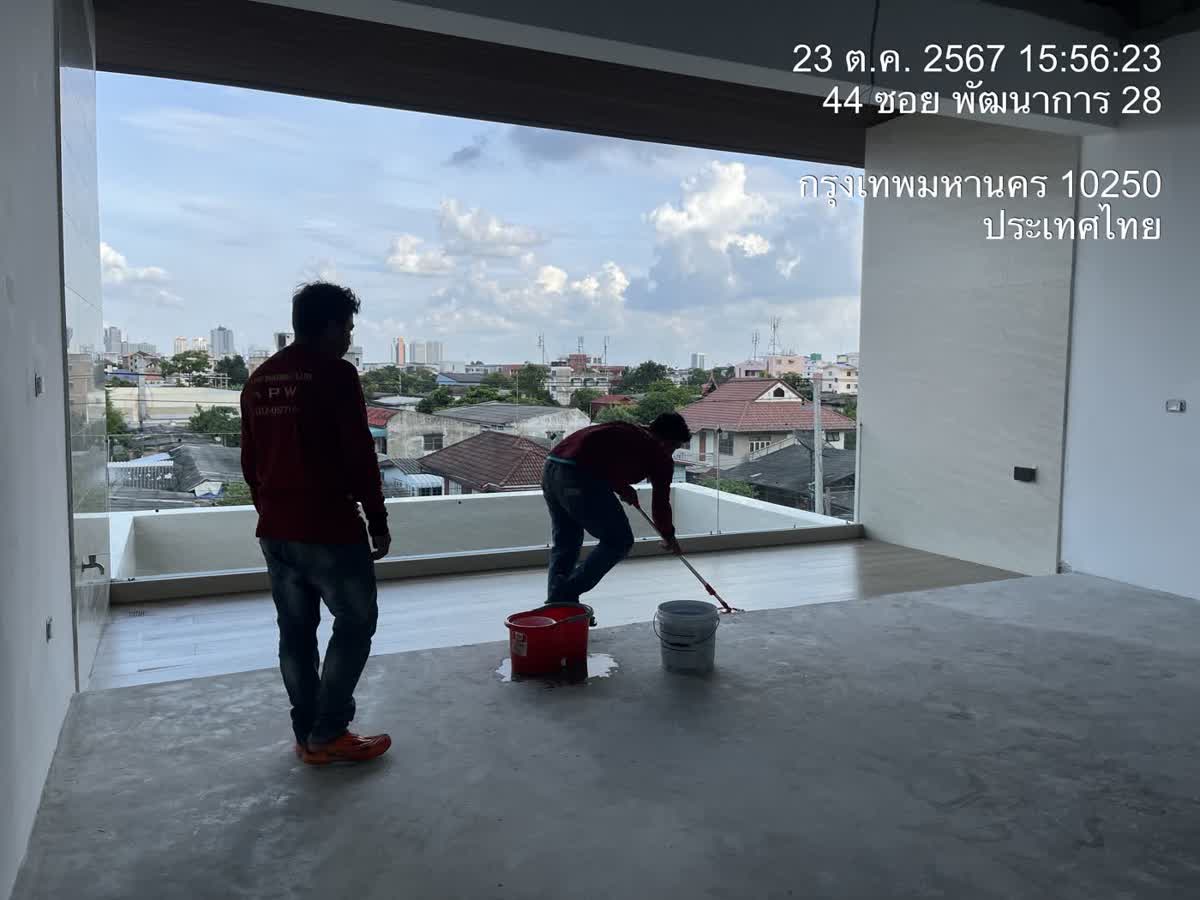 ทีมช่างทำความสะอาดพื้นระเบียงก่อนส่งมอบ