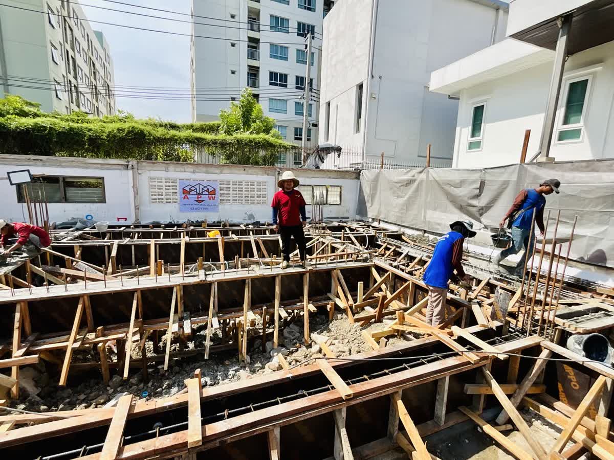 แบบหล่อคานคอดินทั้งผังพร้อมทีมช่างประจำจุด ป้าย APW บนกำแพง