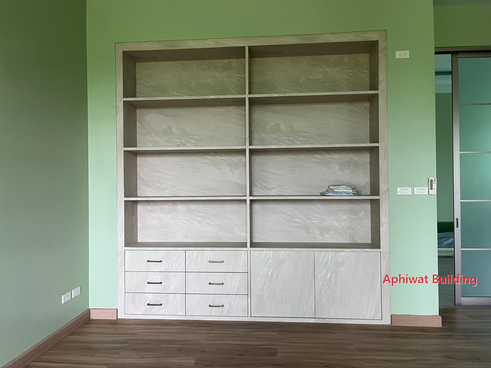 หลัง — ห้องเดียวกัน ปูกระเบื้องยางลายไม้ พร้อมบัวเชิงผนัง