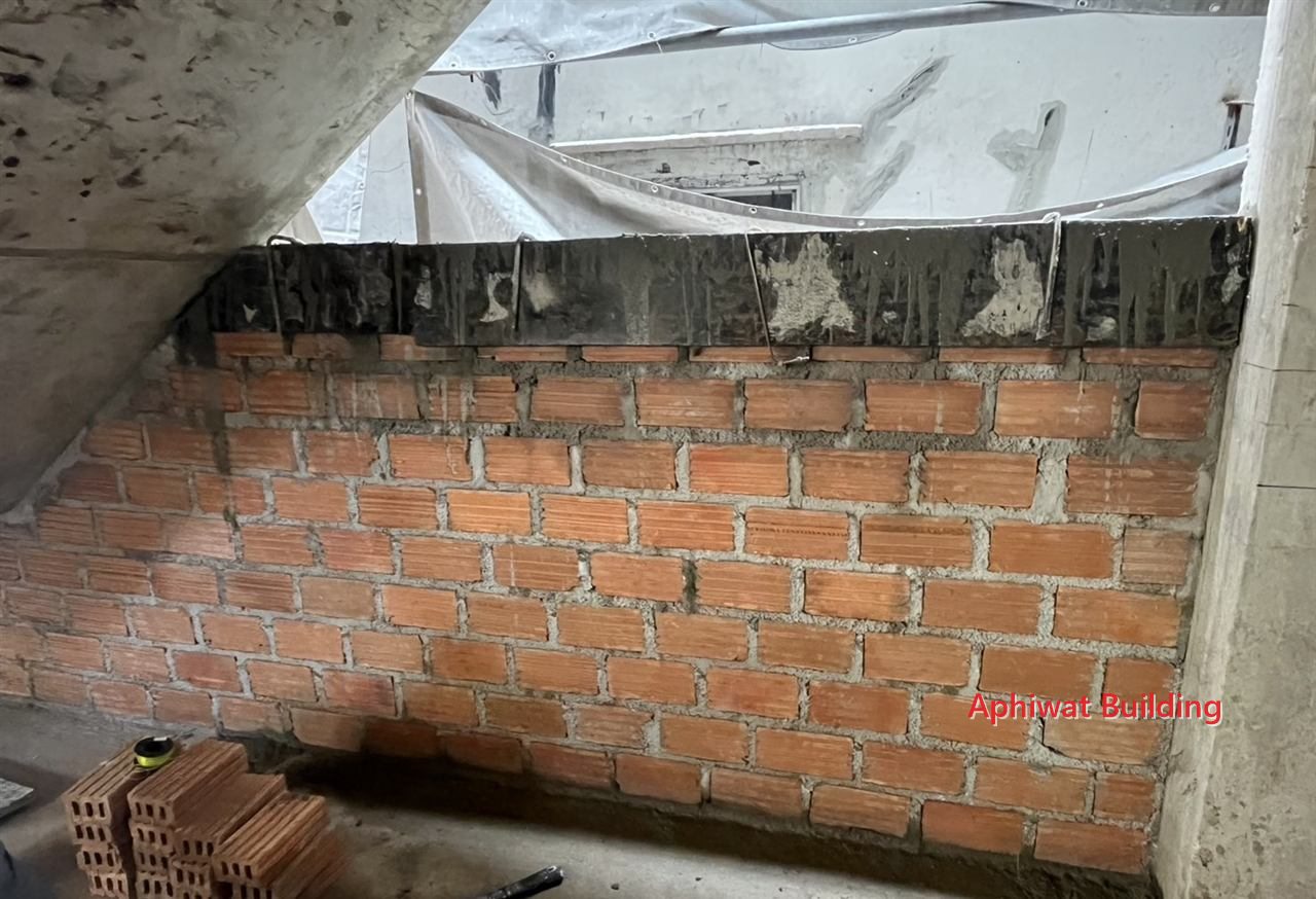 ก่อผนัง — ภาพหน้างาน 3 บ้าน 3 ชั้น ย่านสุขุมวิท
