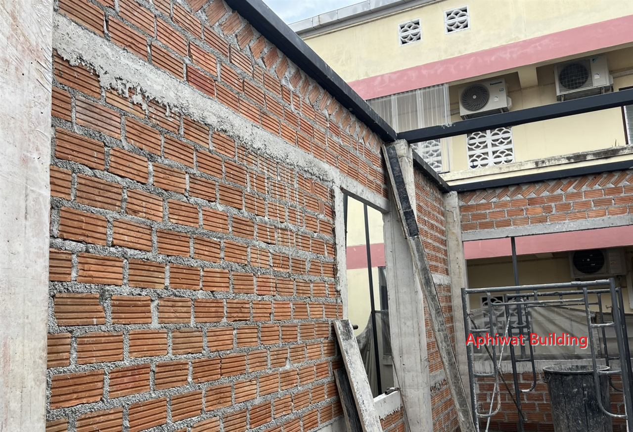 ก่อผนัง — ภาพหน้างาน 9 บ้าน 3 ชั้น ย่านสุขุมวิท