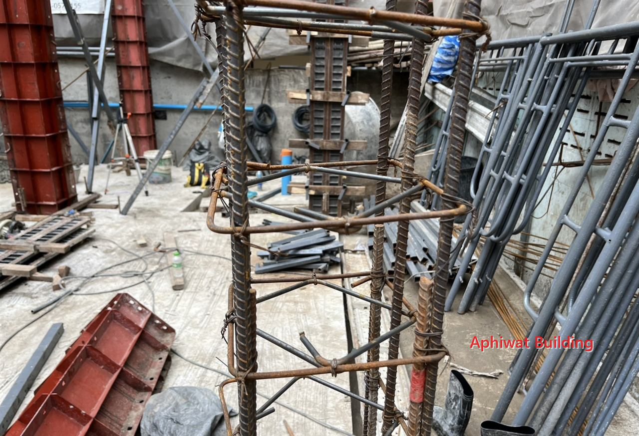 เสาชั้น 1–2 — ภาพหน้างาน 2 บ้าน 3 ชั้น ย่านสุขุมวิท