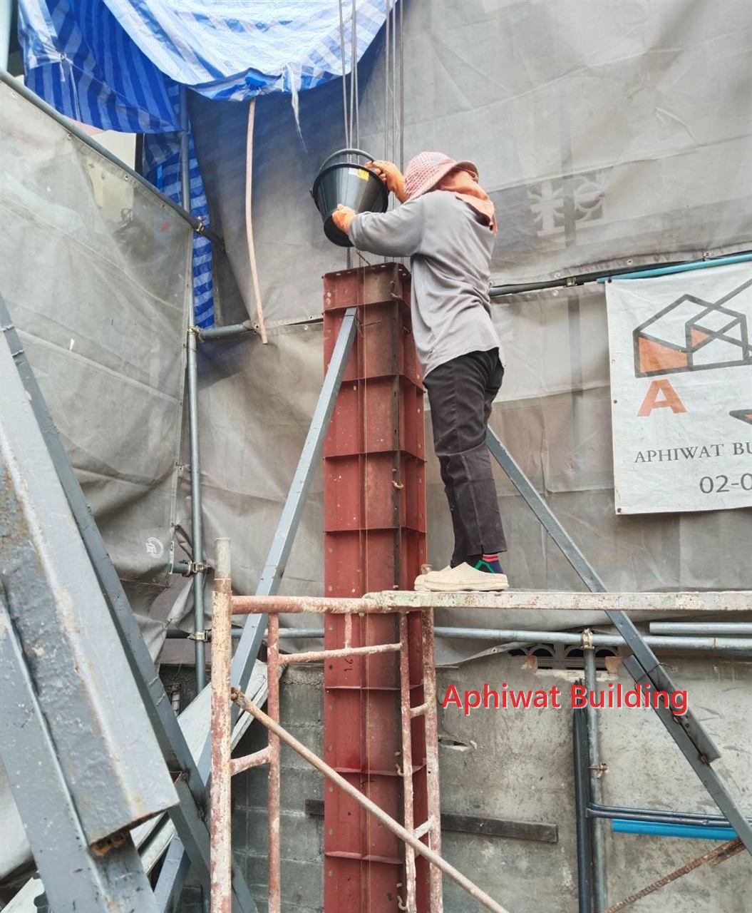 เสาชั้น 1–2 — ภาพหน้างาน 3 บ้าน 3 ชั้น ย่านสุขุมวิท
