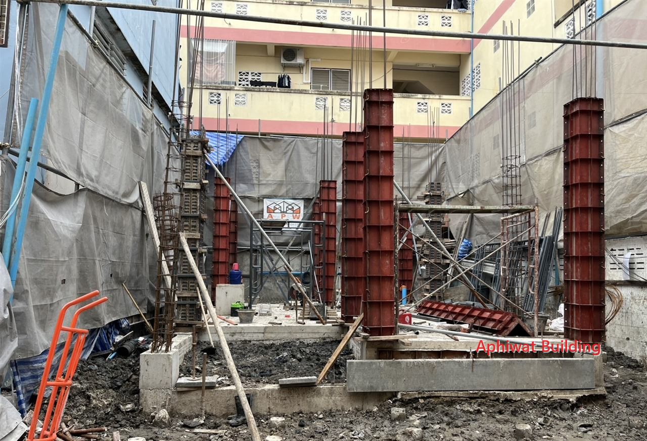 เสาชั้น 1–2 — ภาพหน้างาน 4 บ้าน 3 ชั้น ย่านสุขุมวิท