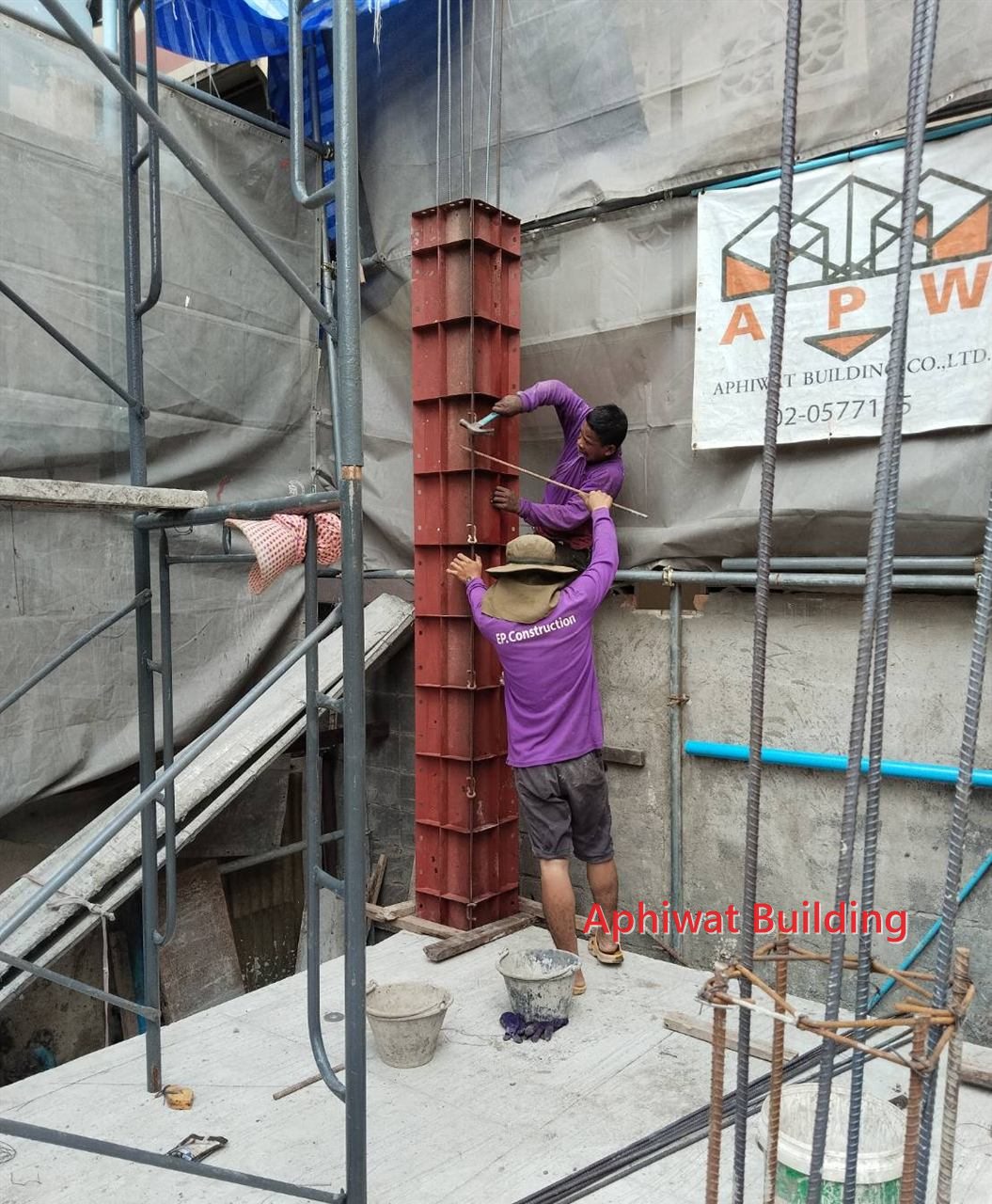 เสาชั้น 1–2 — ภาพหน้างาน 7 บ้าน 3 ชั้น ย่านสุขุมวิท