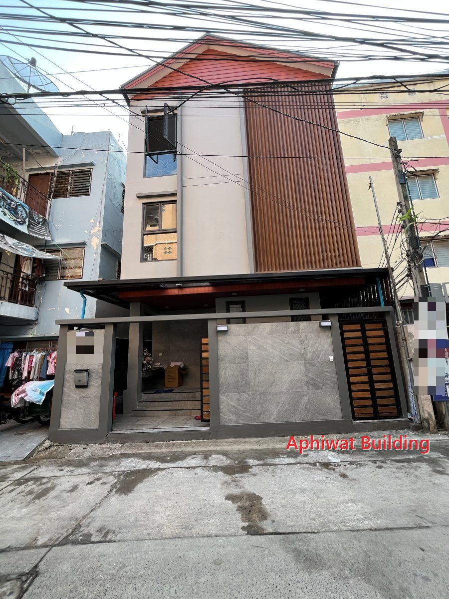 บ้าน 3 ชั้น แทนบ้านเดิมอายุ 50 ปี · ย่านสุขุมวิท กรุงเทพฯ
