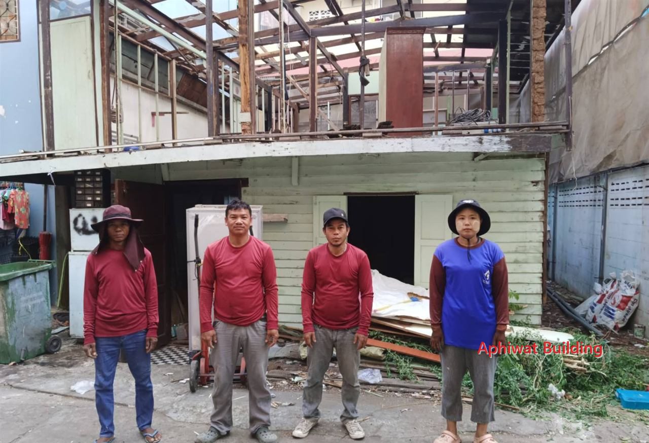 รื้อถอนบ้านไม้เดิมอายุกว่า 50 ปี — ภาพหน้างาน 2 บ้าน 3 ชั้น ย่านสุขุมวิท