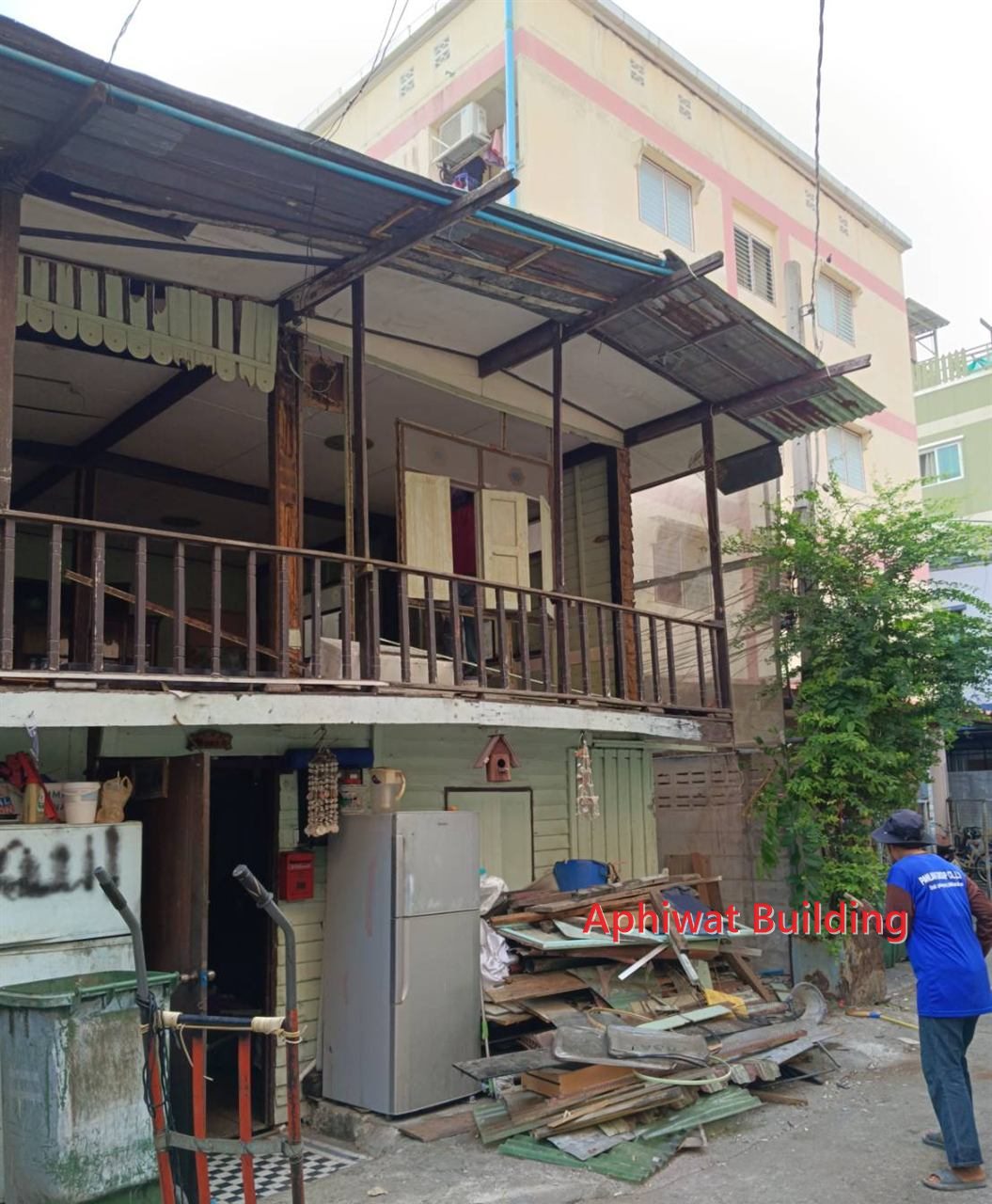 รื้อถอนบ้านไม้เดิมอายุกว่า 50 ปี — ภาพหน้างาน 3 บ้าน 3 ชั้น ย่านสุขุมวิท