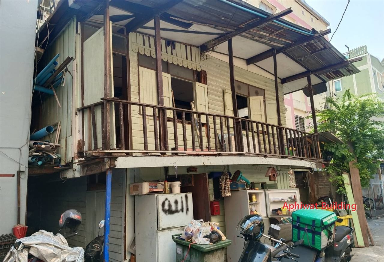 รื้อถอนบ้านไม้เดิมอายุกว่า 50 ปี — ภาพหน้างาน 4 บ้าน 3 ชั้น ย่านสุขุมวิท