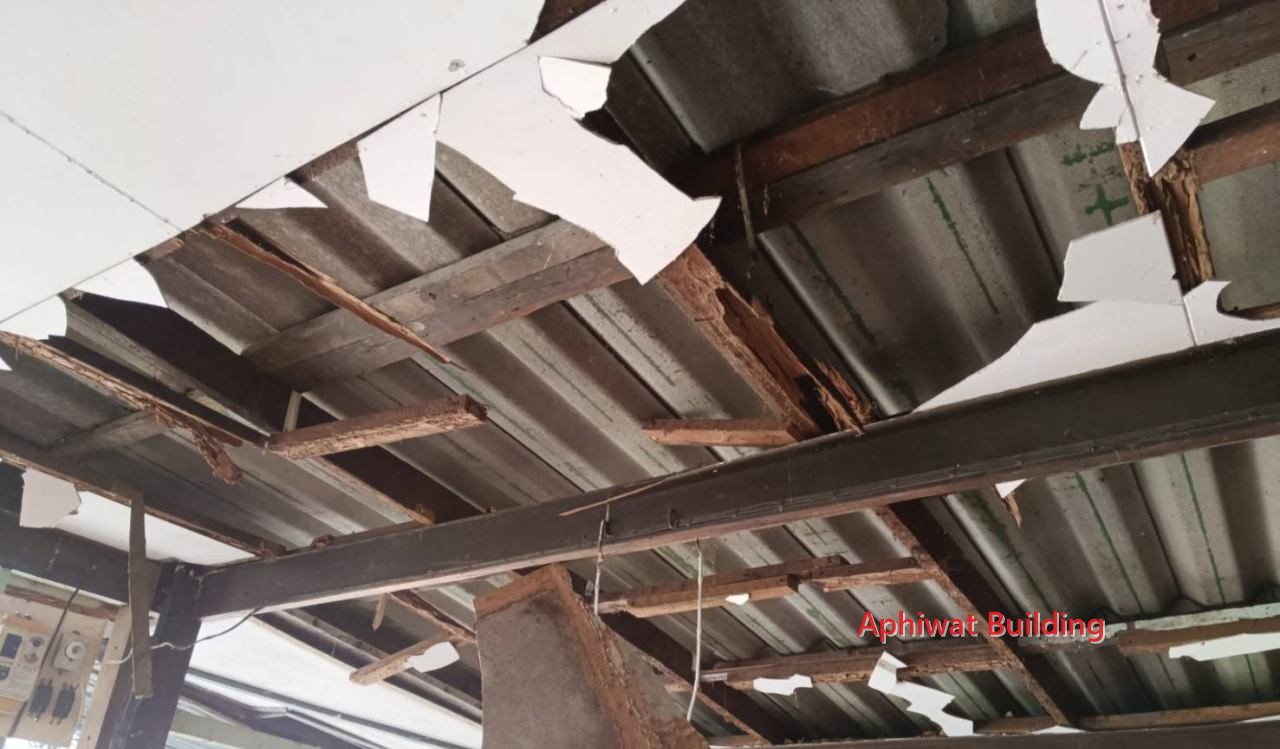 รื้อถอนบ้านไม้เดิมอายุกว่า 50 ปี — ภาพหน้างาน 5 บ้าน 3 ชั้น ย่านสุขุมวิท